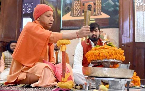 गोरखपुर में सीएम योगी ने भोलेनाथ का अभिषेक किया