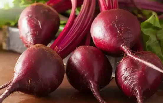Beetroot Benefits: गर्मियों में रोजाना करें इस चीज का सेवन, हीमोग्लोबिन बढ़ाने से लेकर ग्लोइंग स्किन तक में करता है मदद