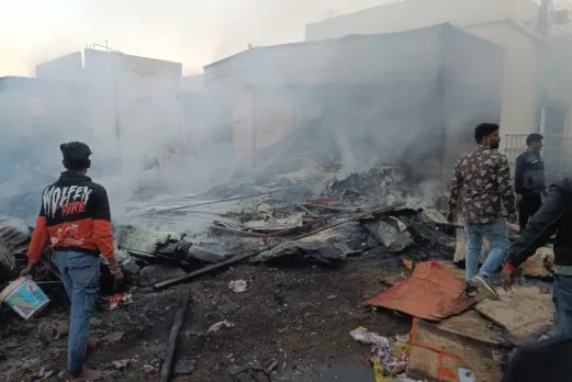 जबलपुर के पटाखा बाजार में भीषण आग: कई दुकानें खाक, धमाकों से मची अफरातफरी