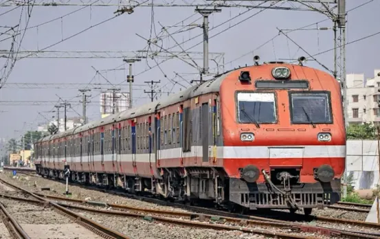 Lucknow Train Conspiracy: राजधानी लखनऊ में ट्रेन पलटाने की साजिश, उतरेटिया में रेलवे ट्रैक पर मिला लोहे का दरवाजा