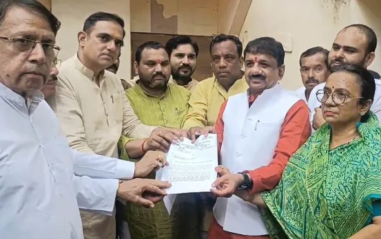 MP News: BJP सांसद Alok Sharma को ज्ञापन देने पहुंचे थे कांग्रेसी, सांसद ने सबके सामने लगा दिया PCC चीफ को फोन!