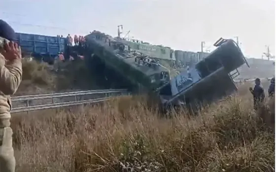 Fatehpur Train Accident: फतेहपुर में बड़ा रेल हादसा: दो मालगाड़ियों की टक्कर, इंजन और गार्ड डिब्बा पटरी से उतरे