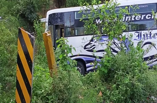 इंदौर से रीवा जा रही यात्री बस पलटी, 12 यात्री घायल