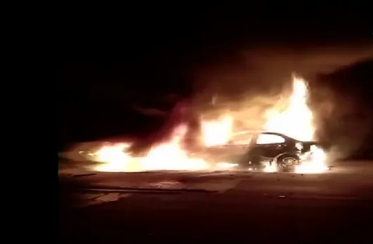 Agra Burning Car: आगरा में यमुना एक्सप्रेसवे पर दर्दनाक हादसा, कंटेनर से टक्कर के बाद कार में लगी आग, 5 लोग जिंदा जले
