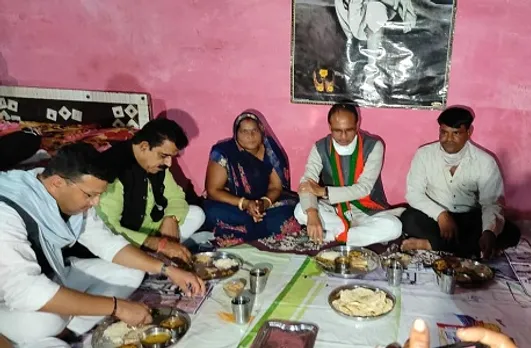 CM Shivraj Food Poor Woman Indore : CM शिवराज ने इंदौर में गरीब महिला राधाबाई के घर किया  भोजन, कहा 