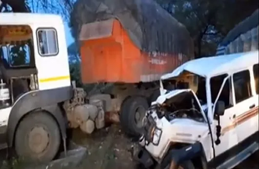 ट्राला से टक्कर में तूफान वाहन के उड़े परखच्चे, 5 मजदूरों की मौत, देखें वीडियो