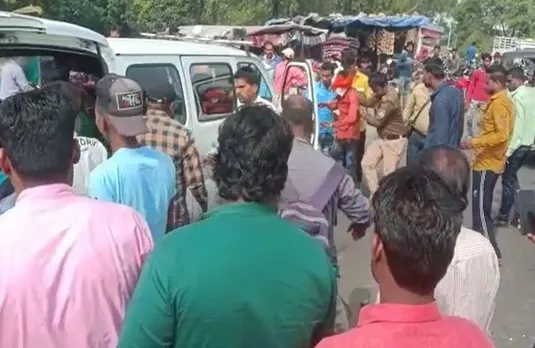 Road Accident: ईंटखेड़ी थाना क्षेत्र के चौक नगर चौराहे पर डिवाइडर से टकराई बाइक,2 युवक गंभीर रूप से घायल