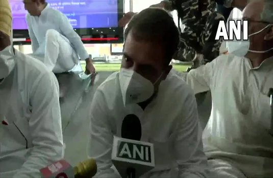 Lakhimpur Kheri Voilence: अपने वाहन से जाने की इजाजत नहीं मिलने पर धरने पर बैठे राहुल, कही यह बात