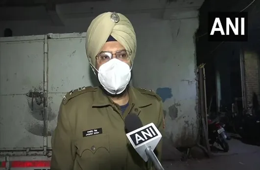 Delhi Firing: दिल्ली के त्रिलोकपुरी इलाके में दो पड़ोसियों के बीच लड़ाई में चलीं गोलियां, एक की मौत, पांच घायल