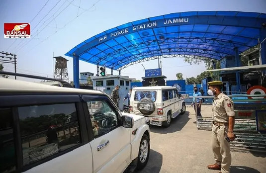 Jammu Airbase Attack: वायुसेना स्टेशन पर हमले के बाद सीमा पर फिर दिखे ड्रोन, गृह मंत्रालय ने NIA को सौंपी जाँच
