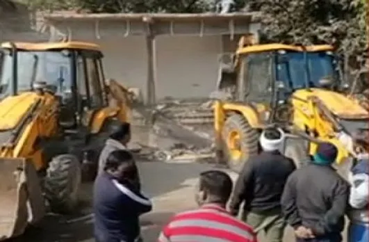 Anti Mafia Campaign: जबलपुर में भूमाफिया राजेश सोनकर पर कार्रवाई, नगर निगम ने 4 दुकानों को किया जमींदोज