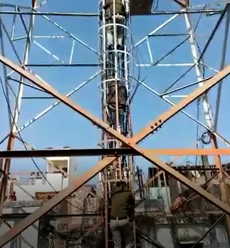 BHOPAL NEWS पड़ोसी से विवाद में मोबाइल टॉवर पर चढ़ा युवक, पुलिस ने दिया कार्रवाई का आश्वासन