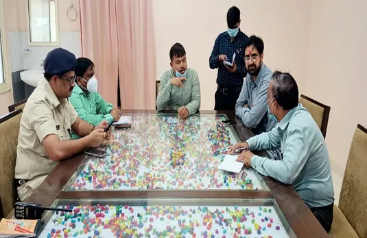 Pradhuman Singh Tomar : सड़क की दुर्दशा देखकर नाराज मंत्री ने अधिकारी को पहनाई माला