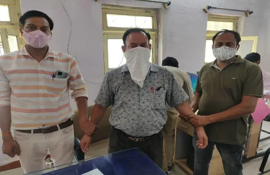 Ratlam Lokayukta Police : 3000 घूंस के लिए रोकी क़ोरोना मृतक की करुणा निधि,लोकायुक्त ने बड़े बाबू को रंंगे हाथ पकड़ा