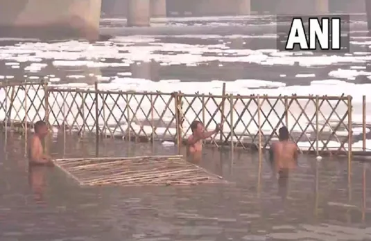 Foam in Yamuna: अब हटेगा यमुना नदी से झाग! सरकार ने लगाए जाल, किया पानी का छिड़काव..