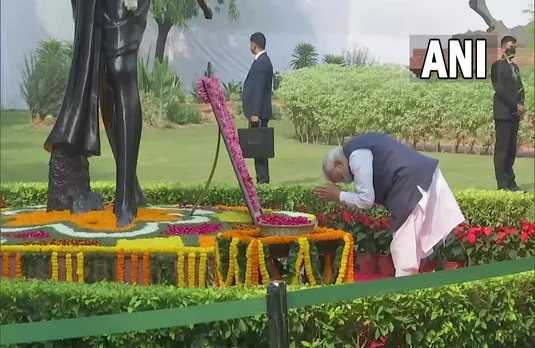 Birsa Munda: प्रधानमंत्री मोदी ने स्वतंत्रता सेनानी की जयंती पर उनकी प्रतिमा पर पुष्प अर्पित कर श्रद्धांजलि दी
