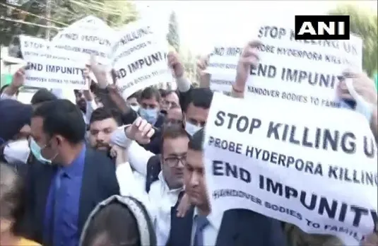Encounter at Hyderpora: मुठभेड़ में मारे गए लोगों के परिजन को पुलिस ने प्रदर्शन स्थल से हटाया, विपक्ष ने कही यह बात