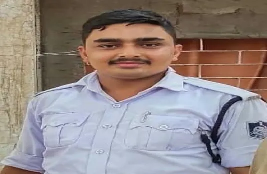 ट्रैफिक कांस्टेबल का फंदे पर लटका मिला शव, रस्सी से बंधे मिले हाथ