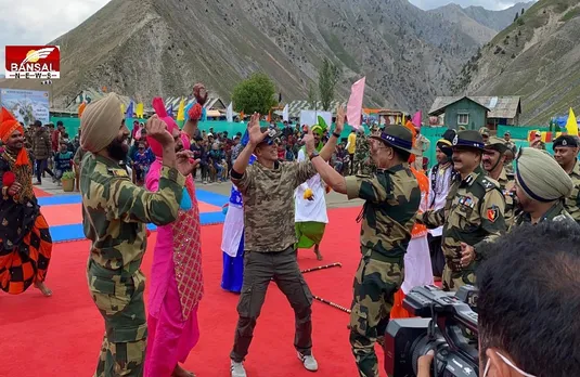 कश्मीर पहुंचे अक्षय कुमार ने फौजियों के साथ किया जमकर भांगड़ा, तस्वीरों में देखिए खिलाड़ी का ये अंदाज