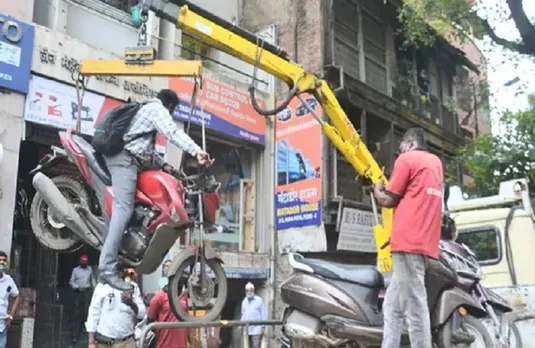 Pune Viral Video: ट्रैफिक पुलिस ने क्रेन से बाइक सवार के साथ खींची मोटरसाइकिल, वीडियो देख नहीं रोक पाएंगे हंसी..