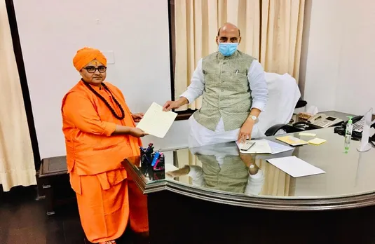 Bhopal  Sainik School :केंद्रीय रक्षा मंत्री सांसद प्रज्ञा ने की मुलाकात, भोपाल में सैनिक स्कूल खोलने की मांग