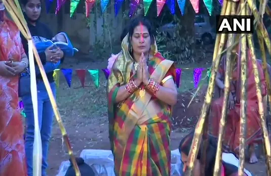 Chhath Puja 2021: सख्त कोविड-19 नियमों के साथ निर्धारित स्थानों पर कर सकेंगे पूजा, डीडीएम ने दी अनुमति