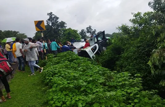 Raisen Bus overturned : बाइक सवार को बचाने के फेर में पलटी बस,7 लोग हुए घायल