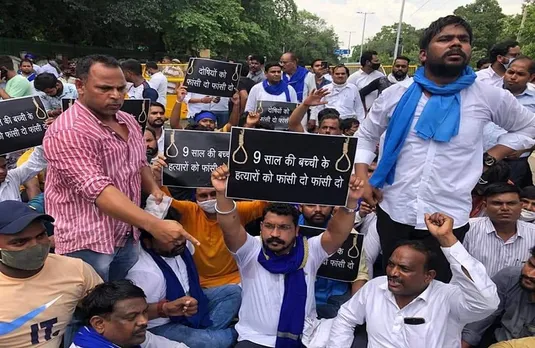 Dehli Rape Case: दिल्ली पुलिस ने प्रदर्शनकारियों से  खाली करवाई एक तरह की सड़क