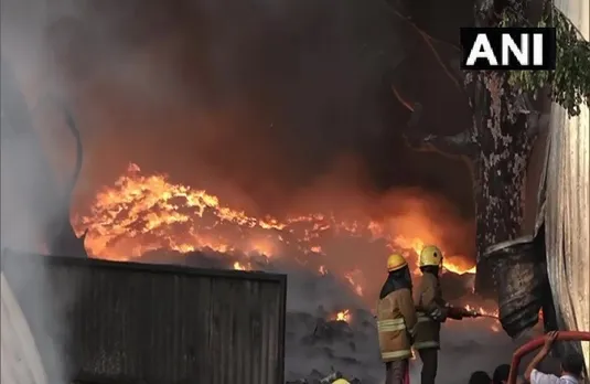 Massive Fire: प्लास्टिक फैक्ट्री में लगी भीषण आग, दमकल गाड़ियां आग बुझाने का कर रहीं प्रयास