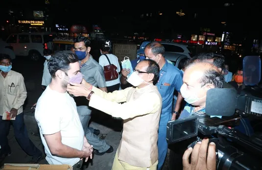 लॉकडाउन से पहले न्यू मार्केट बाजार में सीएम शिवराज ने बांटे मास्क, लोगों को किया जागरुक