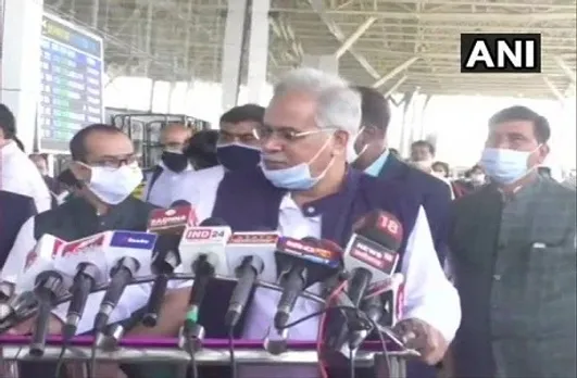 केंद्र सरकार ने गोबर से बना पेंट किया लॉन्च, CM भूपेश ने साधा निशाना, कहा- 'गोबर को राजकीय चिन्ह बनाने वालों के चेहरे पर पड़ा गोबर