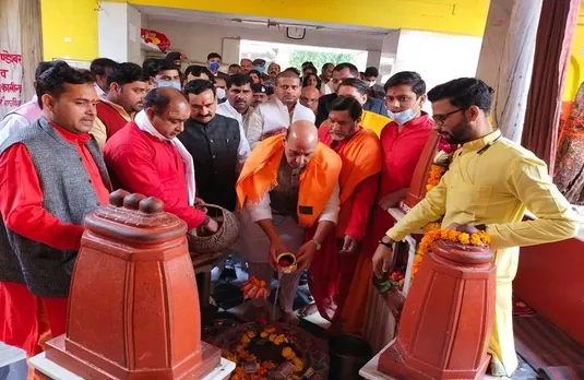 Rajnath Singh: मां पीतांबरा के दरबार में रक्षा मंत्री ने टेका माथा, राष्ट्र रक्षा के लिए 10 मिनट तक की पूजा