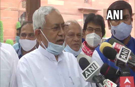 Nitish on Lallu: चारा घोटाले पर लालू के पक्ष में बोले नीतीश