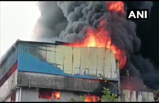 Delhi Fire: बवाना प्लास्टिक की फैक्ट्री में लगी भीषण आग, दमकल की 13 गाड़ियां मौके पर मौजूद