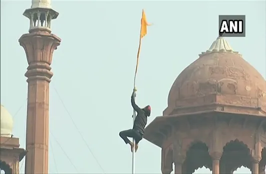 प्रदर्शनकारी किसानों ने लाल किले पर फहराया झंडा, ITO के पास पलटा ट्रैक्टर, एक की मौत