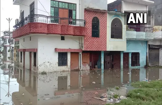 Rain In UP: मकान पानी में डूबने से रहवासी परेशान, कहा- लगातार बढ़ रहा है पानी