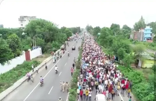 UP Politics: बढ़ती मंहगाई, बेरोजगारी और कानून-व्यवस्था के मुद्दे को कांग्रेस ने की पदयात्रा, 'भाजपा गद्दी छोड़ो' के लगे नारे