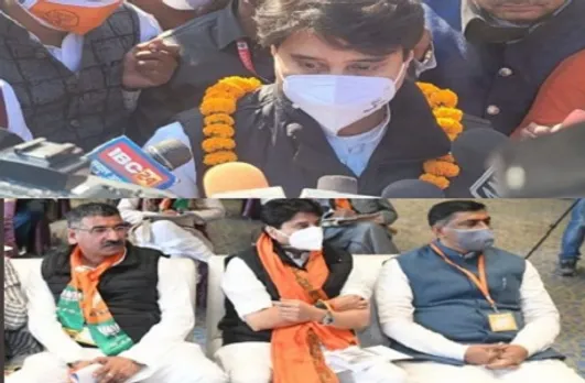 MP Politics: कांग्रेस ने सिंधिया की इन दो तस्वीरों पर कसा तंजा, कहा- सम्मान के चक्कर में क्या से क्या हो गया देखते देखते