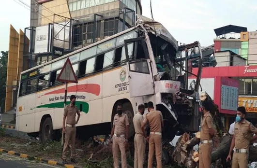 Kerala Accident: केरल के कोच्चि में पेड़ से टकराई बस, एक की मौत, 25 लोग घायल