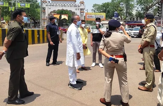 गृहमंत्री ताम्रध्वज साहू ने पटेल चौक दुर्ग में लॉकडाउन का जायजा लिया