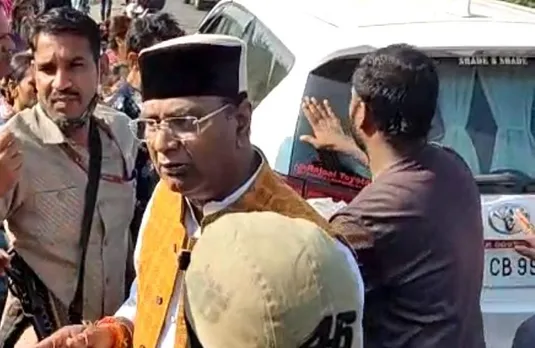 Road Accident: सड़क हादसा, आपस में टकराई दो गाड़ियां, घायल युवक को मंत्री ने अपने वाहन से पहुंचाया अस्पताल