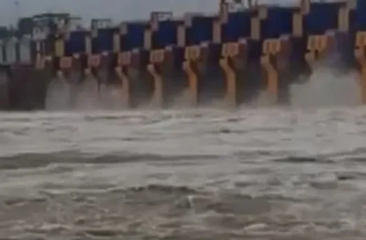 ओंकारेश्वर: भारी बारिश से इंदिरा सागर बांध उफान पर, खोले गए 23 गेट