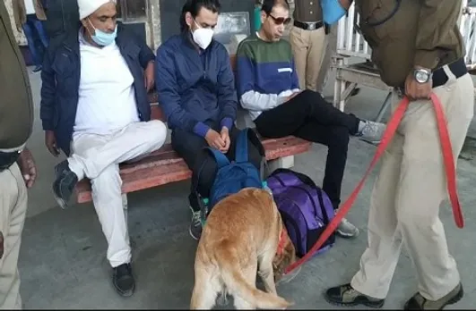 Republic Day 2021 : स्टेशन और बस स्टैंड पर पुलिस ने चलाया गया चेकिंग अभियान,  ट्रेन और प्लेटफार्म पर मौजूद यात्रियों की ली तलाशी