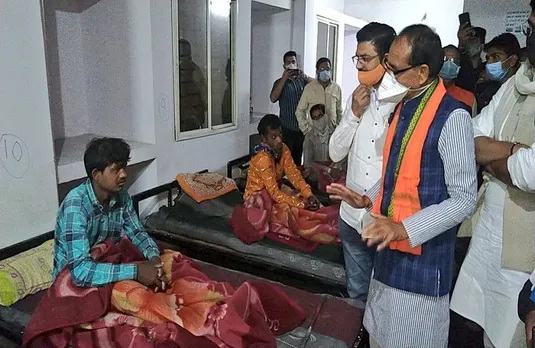 इंदौर: CM शिवराज ने रैन बसेरों का किया औचक निरीक्षण, व्यवस्थाओं का लिया जायजा, मुसाफिरों से पूछा- खाना खाया