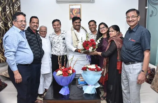 CA परीक्षा में देश में सांतवा स्थान पाने वाली वर्षा पंजवानी के घर बधाई देने पहुंचे प्रोटेम स्पीकर