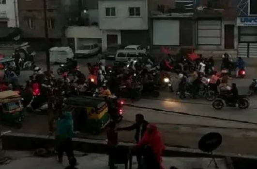 Ujjain News: उज्जैन में दो समुदायों के बीच पथराव से मची अफरा तफरी, सड़कों पर बिखरी पड़ी थीं गाड़ियां, अब स्थिति शांतिपूर्ण