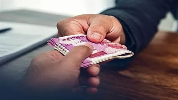 Corruption: रिश्वत लेने के आरोप में स्वास्थ्य मंत्रालय का अधिकारी गिरफ्तार, मांगे थे डेढ़ लाख रुपये