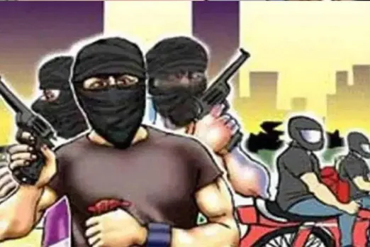 CG के कोरबा में दिनदहाड़े लूट: ट्रांसपोर्टर की कार का शीशा तोड़कर 1.5 लाख रुपये लूटे, फिर फरार हुए बाइक सवार बदमाश