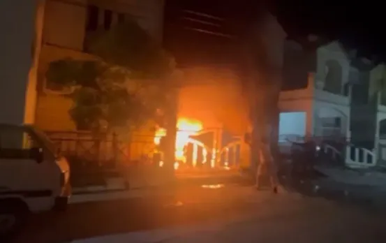 इलेक्ट्रिक स्कूटी की बैटरी में ब्लास्ट: अंबिकापुर में दो मंजिला मकान में धधकी आग, फंसा रहा 2 भाइयों का परिवार