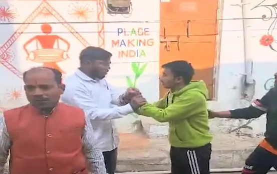 MP News: बीजेपी पार्षद ने बिजली विभाग के इंजीनियर को पीटा, बोले- कर्मचारियों ने बच्चे से की अभद्रता